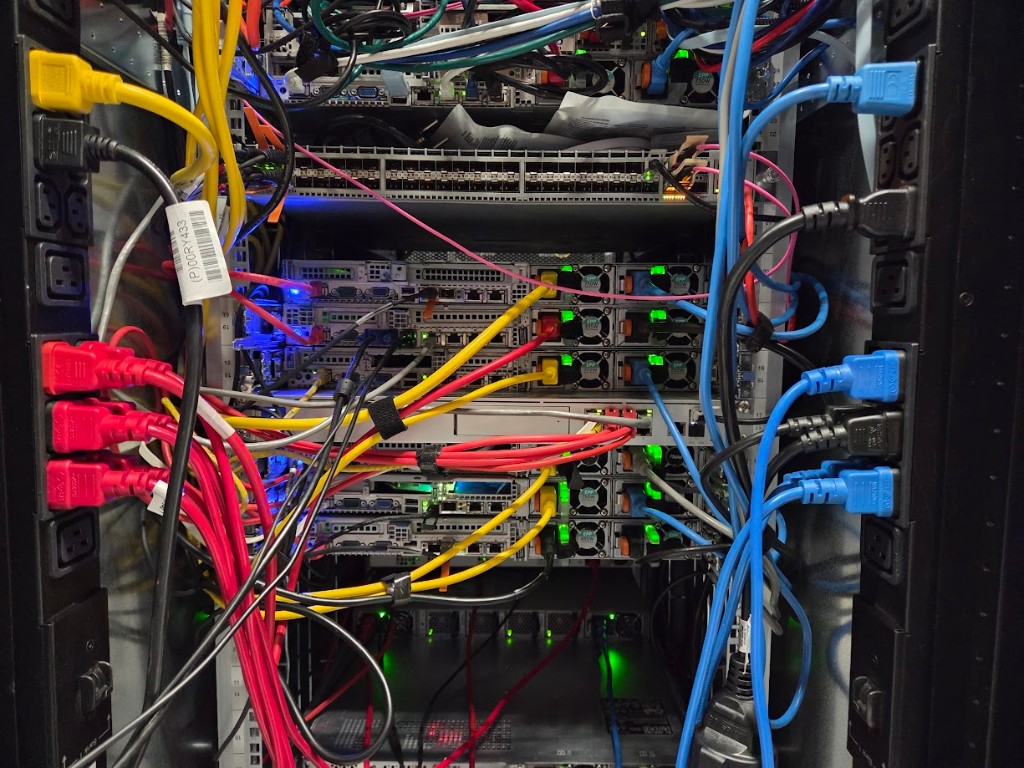 Rack de servidores: cableado y conexiones durante la optimización