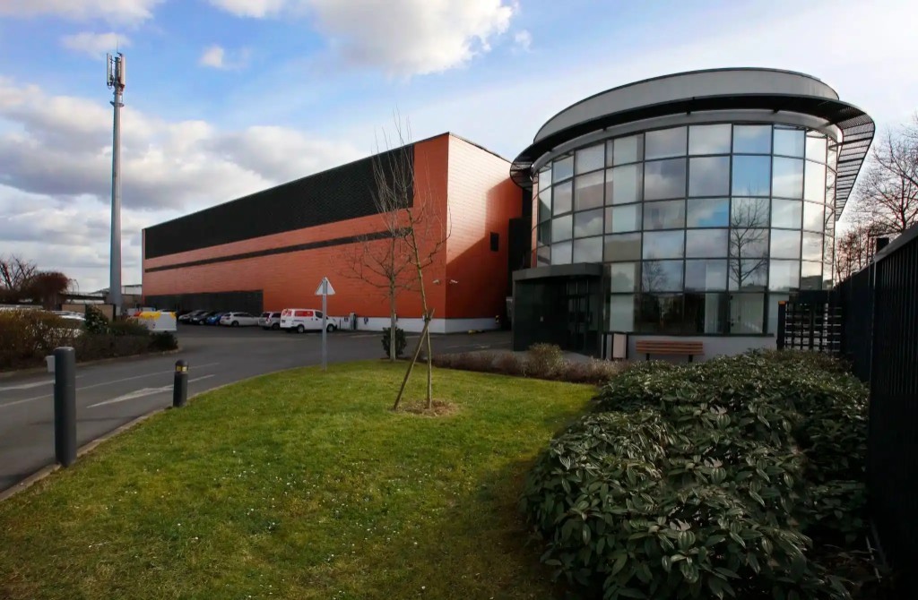 Exterior del site Equinix PA6 al anochecer